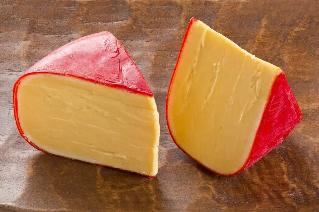 Queso amarillo tipo gouda plato rojo, kilo